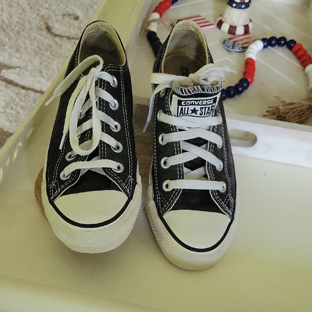 Converse Leather Sz 6 Black  Sneakers
